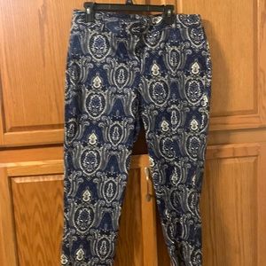 Beautiful Talbots navy and white pattern capris size 14